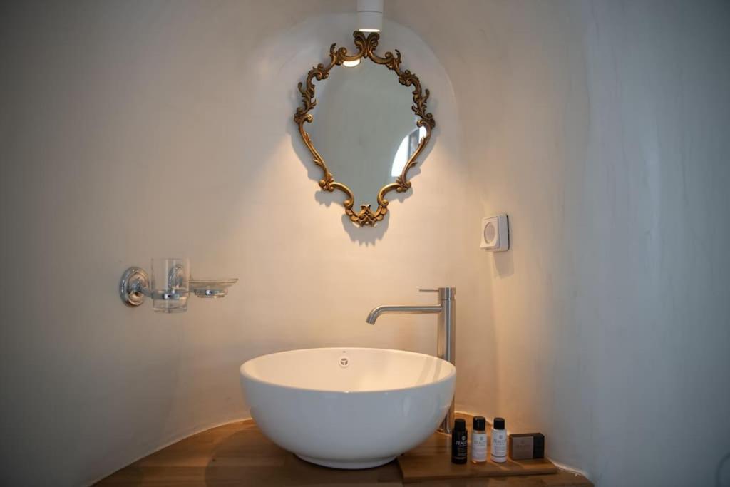אויה Astrea Suites "Ostria Cave Villa-Outdoor Jacuzzi" מראה חיצוני תמונה